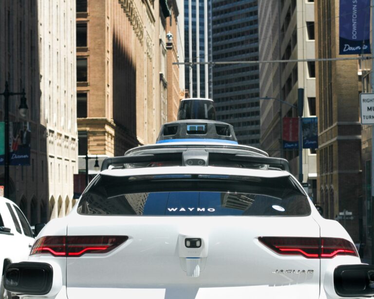 Waymo: ecco come i suoi robotaxi si stanno espandendo in California (nonostante le critiche)