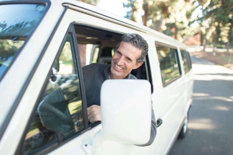 Acquisti dall’auto e ricariche user-friendly: le novità di Mastercard per la smart mobility