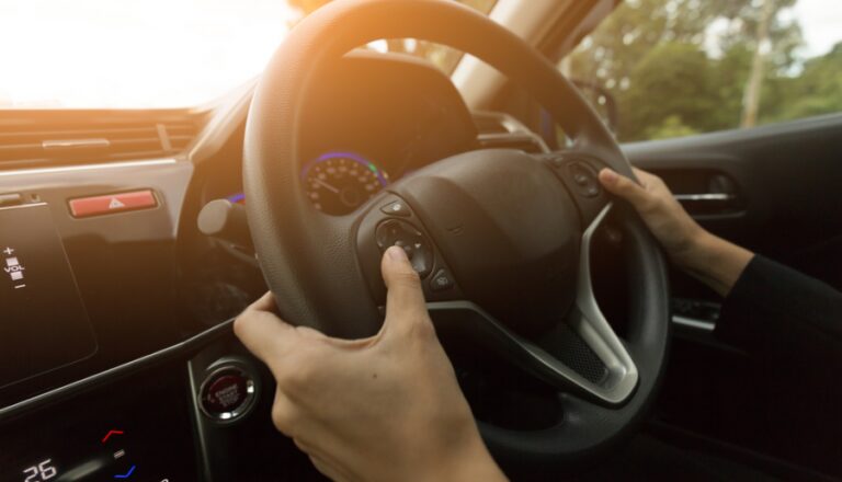 mani-sul-volante-151027163642