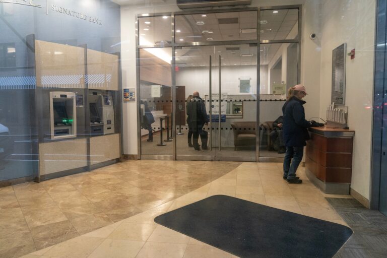 Desertificazione bancaria: scompaiono le filiali, ma solo 1 cliente su 2 usa l'Internet banking