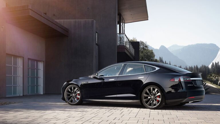 Tesla, in arrivo la sua polizza assicurativa