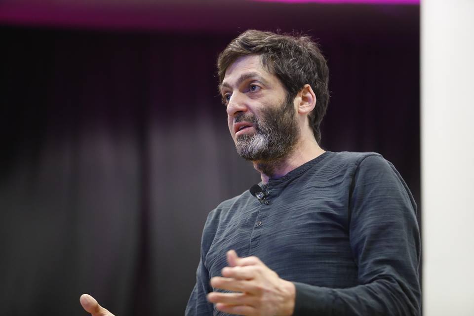 By Yael Zur, for Tel Aviv University Alumni Organization - A Talk Prof Ariely gave in Tel Aviv University. First published here: https://www.facebook.com/TAUalumni/photos/t.704919/1179943592165007/?type=3&theater, CC BY-SA 4.0, https://commons.wikimedia.org/w/index.php?curid=80345609