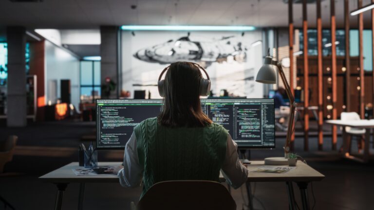 Che cosa ascoltare al lavoro nel 2025: le playlist di 10 grandi professionisti e innovatori