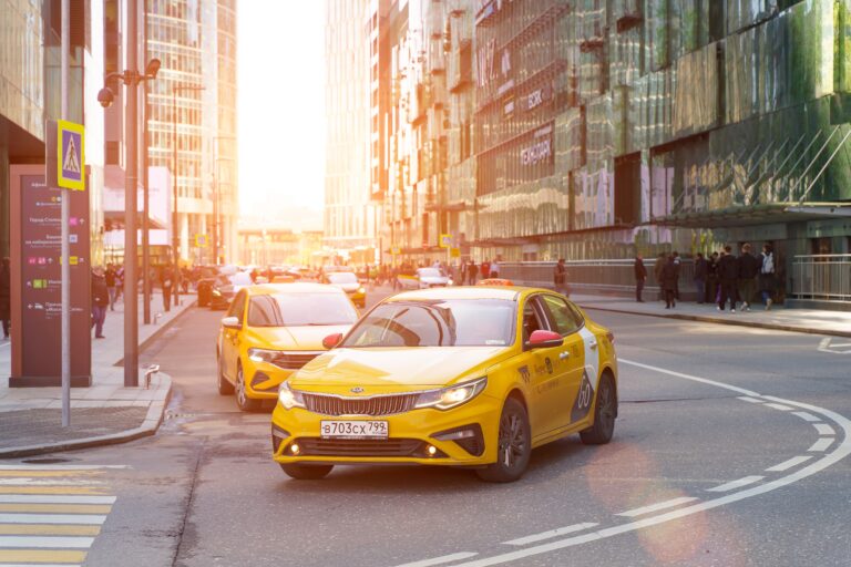 Taxi: dalle origini in Val Brembana ai robotaxi, una vettura alla prova della trasformazione digitale