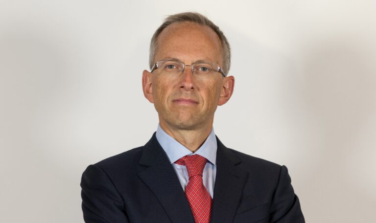 Benedetto Vigna, chi è il CEO che  con la nuova Ferrari elettrica dà una lezione di innovazione