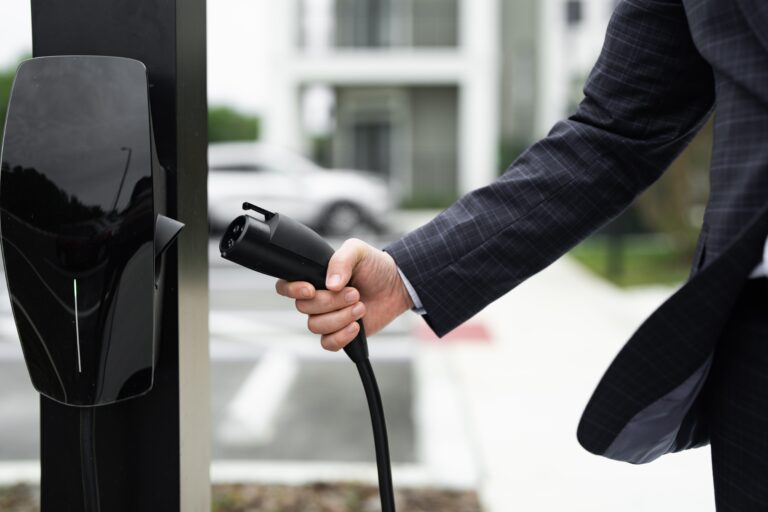 Auto elettrica: quanto vale davvero l'autocertificazione del produttore su batterie e ricarica?
