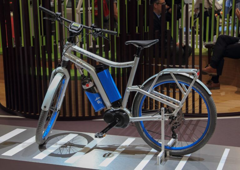 Bici a idrogeno, la nuova frontiera della mobilità sostenibile