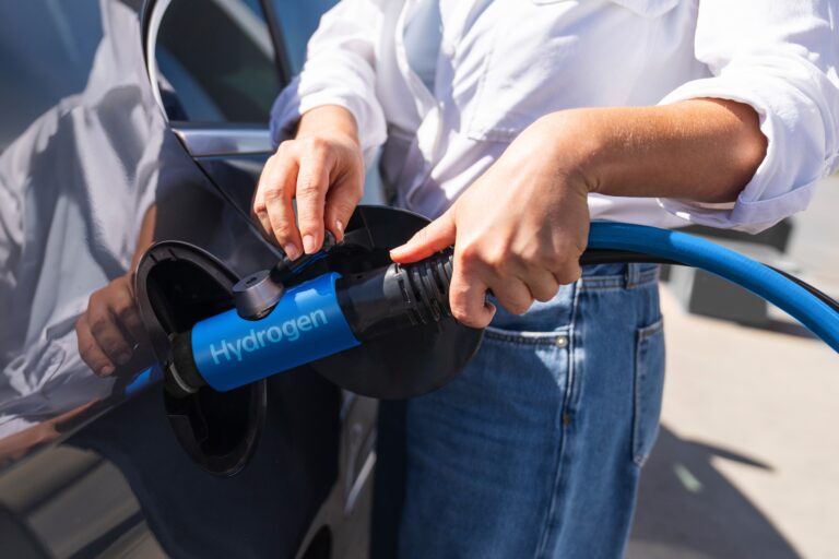 Auto a idrogeno: come funziona, i modelli e i costi, vantaggi e svantaggi per l'ambiente
