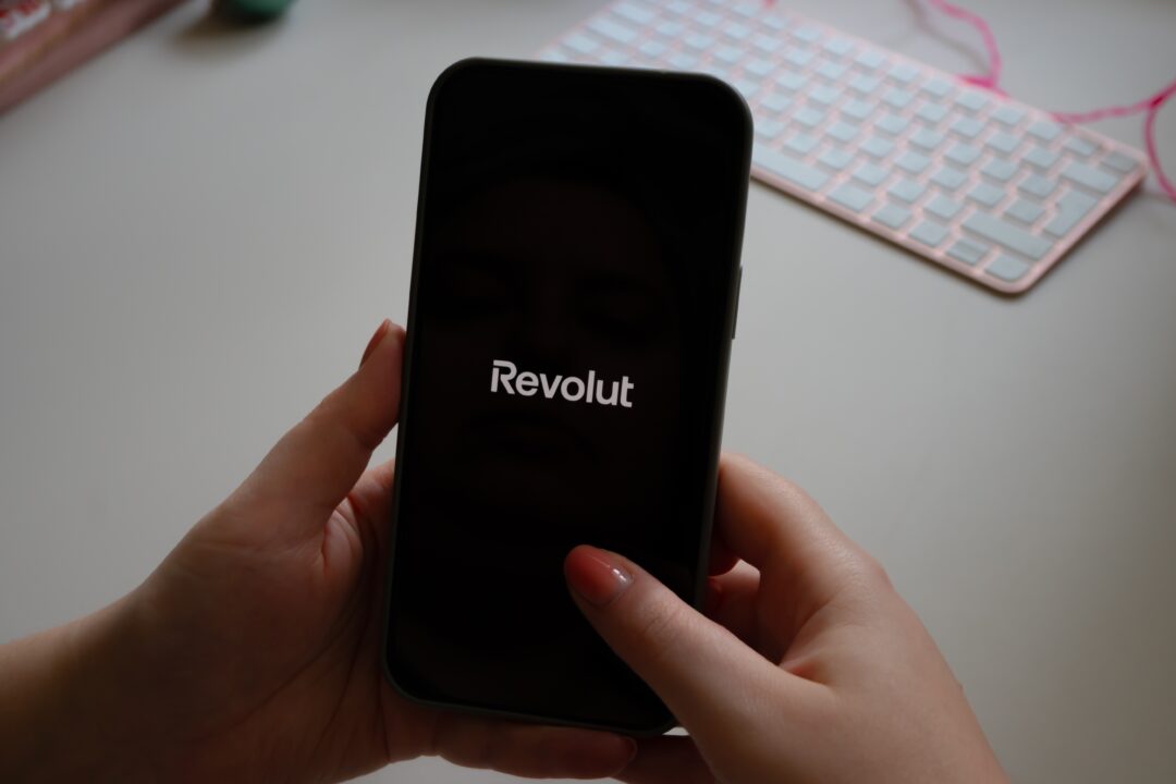 Revolut entra nella telefonia mobile: nuova sfida della fintech che va verso la super app