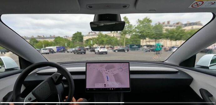 Guida autonoma, il primo test su strada di Tesla in Francia: come è andata