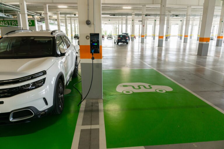 Mobilità elettrica e retail: dove e come ricaricare gratis nei supermercati italiani nel 2025