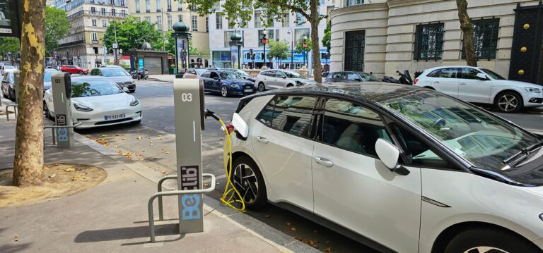 Con la revisione del PNRR più incentivi per le auto elettriche e meno colonnine di ricarica: è la scelta giusta?
