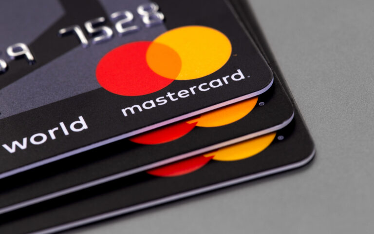 La svolta di Mastercard: la carta di credito per pagare con le criptovalute, anche in Italia