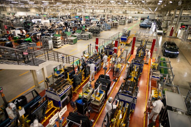 linea di assemblaggio di produzione di auto elettriche è vista alla fabbrica ecologica intelligente GAC Aion a Guangzhou, Guangdong,