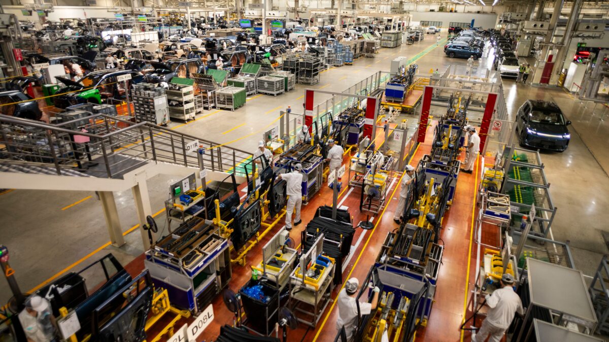 linea di assemblaggio di produzione di auto elettriche è vista alla fabbrica ecologica intelligente GAC Aion a Guangzhou, Guangdong,